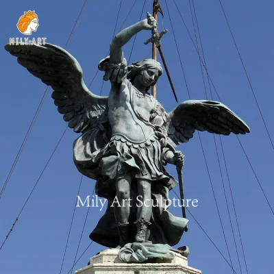 Figura moderna de tamaño natural, figura de bronce guardián alado, estatua de Ángel del arco de Gabriel con espada de sujeción