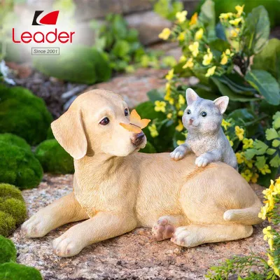Escultura de jardín solar iluminada con perro, gato y mariposa de resina directa de fábrica