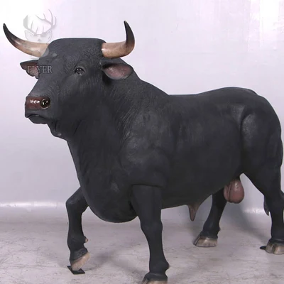 Estatua animal de tamaño natural del toro de la fibra de vidrio de la pintura de la mano de la escultura de la vaca de la resina para la decoración al aire libre