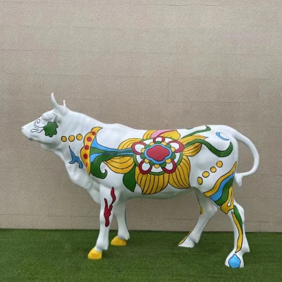 Estatua animal de tamaño natural del toro de la fibra de vidrio de la pintura de la mano de la escultura de la vaca de la resina para la decoración